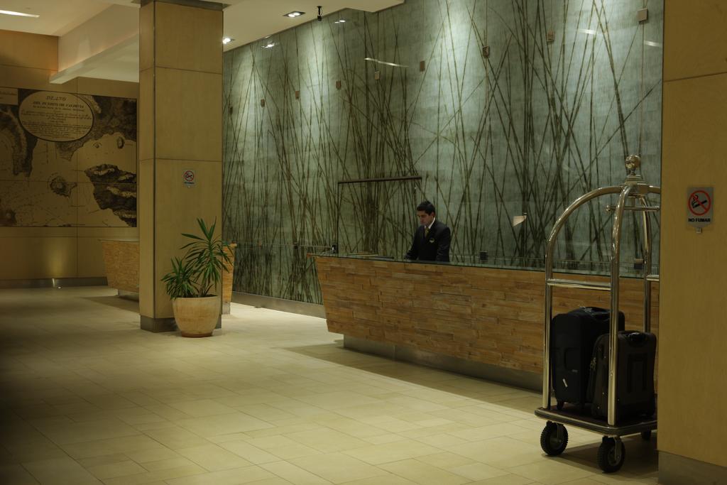 Hotel Dreams Valdivia Exterior foto A hotel concierge