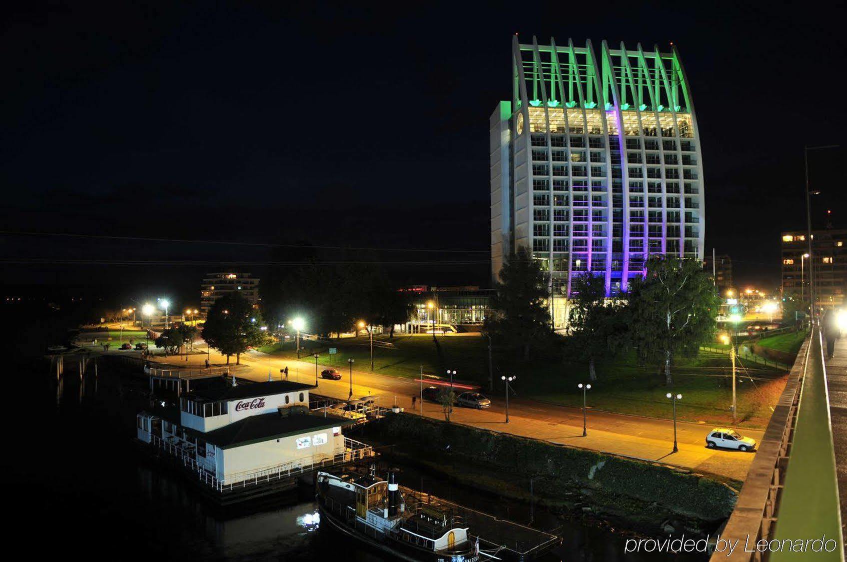 Hotel Dreams Valdivia Exterior foto The Riverfront Hotel at night